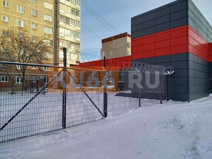 «Там селятся бомжи»: KU66 узнал, зачем вокруг нового компьютерного клуба поставили колючий забор