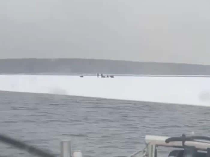 Трое рыбаков застряли на льдине под Екатеринбургом. Видео