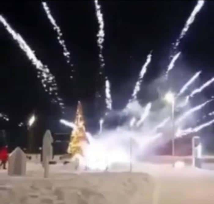 Елка загорелась из-за неудачного запуска фейерверка в Свердловской области. Видео