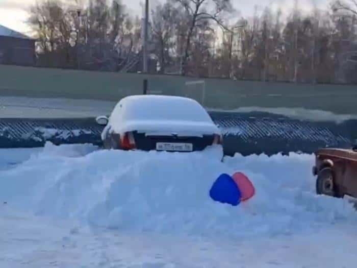 "Праздничный подарок": на катке в Каменске-Уральском замуровали автомобиль