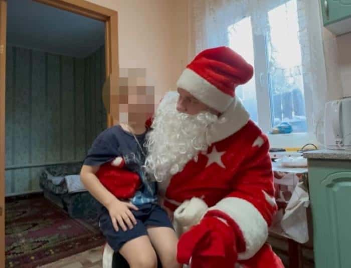 «Полицейский Дед Мороз» поздравил детей из нуждающихся семей в Каменском районе