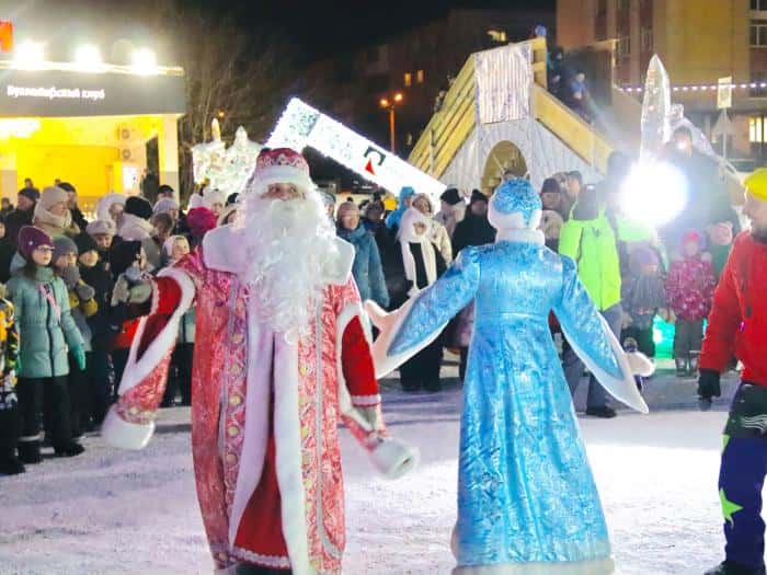 УАЗ организовал рождественский праздник на площади в Каменске-Уральском