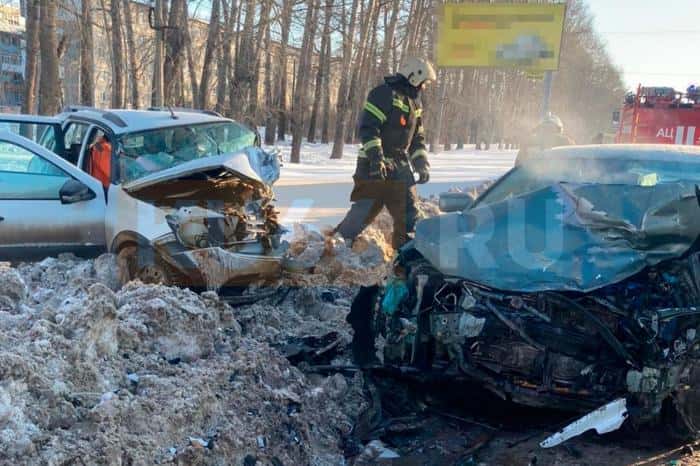 Две машины столкнулись на улице Лермонтова. Есть пострадавшие. Фото