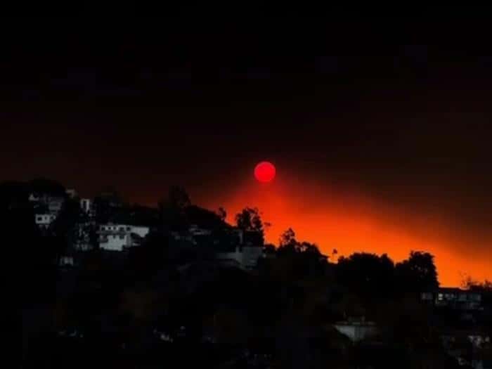 Небо над Лос-Анджелесом почернело из-за лесных пожаров. Видео