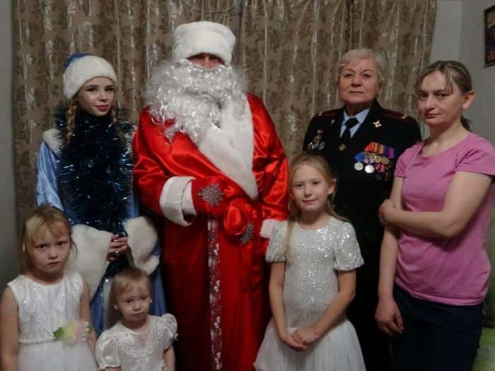 Полицейский Дед Мороз в Каменске-Уральском поздравил семью погибшего на СВО Павла Шлыкова