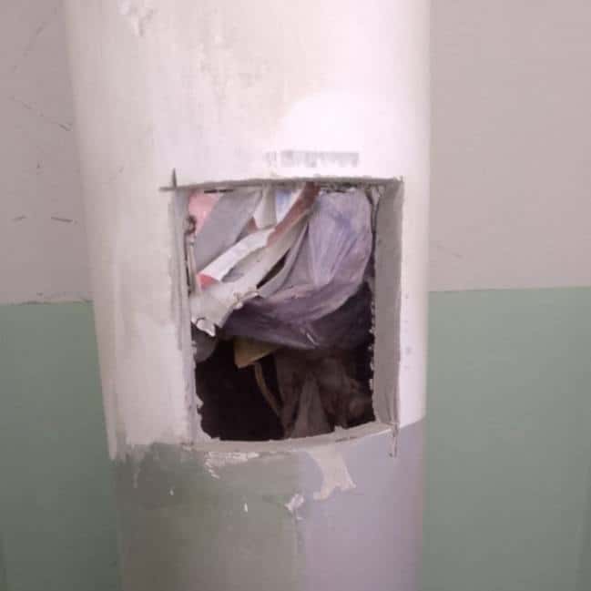 Женская шуба и доски: каменцы забили мусоропровод в Новогодье 