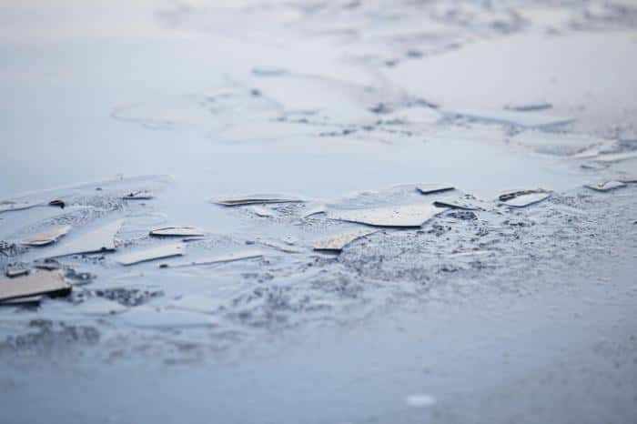 В Екатеринбурге спасателям пришлось выбивать вмерзший в лед труп 