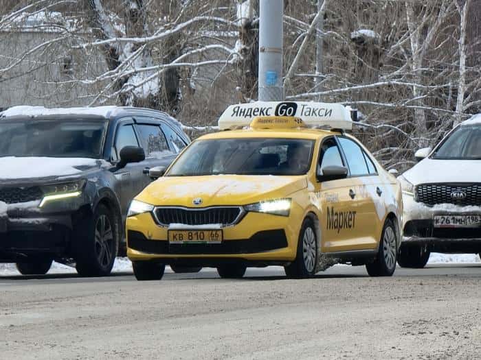 В Екатеринбурге таксист потерял сознание и устроил ДТП