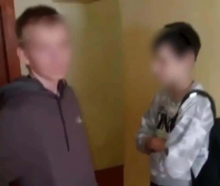 "Оставят инвалидом": школьники регулярно избивают сверстника в Свердловской области. Видео