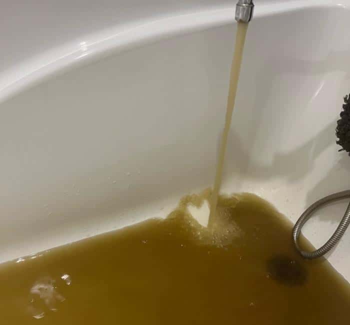 Жители Каменска-Уральского массово жалуются на ржавую воду 