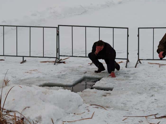 Мэр Каменска-Уральского умылся святой водой в проруби вместе с горожанами 