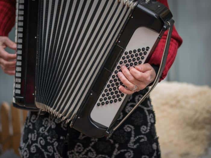 "Продавала титьки": на Урале депутат спела пошлые частушки. Теперь ей грозят разбирательства