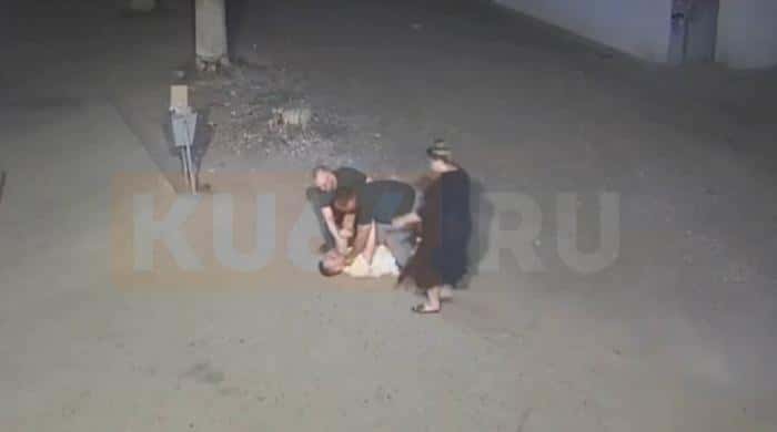 Сломали ребра и пытались задушить: в Каменске-Уральском полицейский, его жена и сосед избили мужчину. Видео