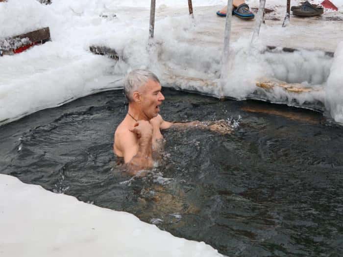 Больше 26 тысяч свердловчан окунулись в проруби во время Крещенских купаний