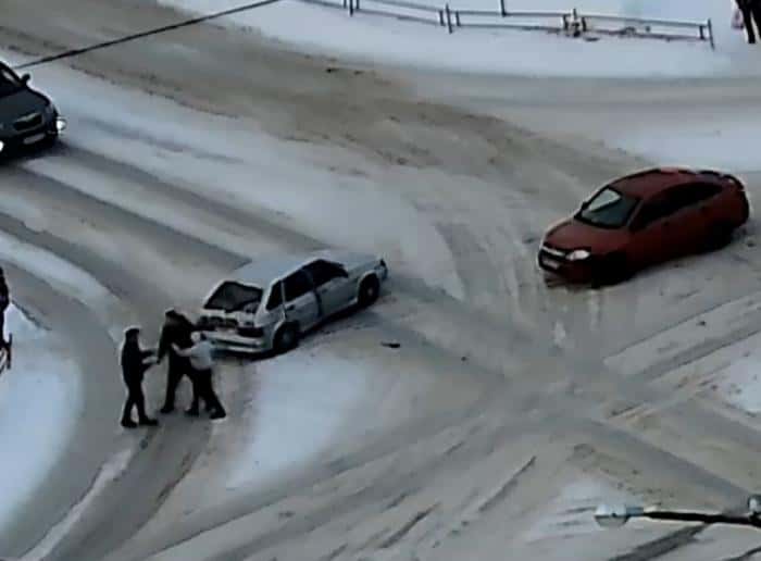 В Каменске-Уральском ДТП закончилось дракой. Видео