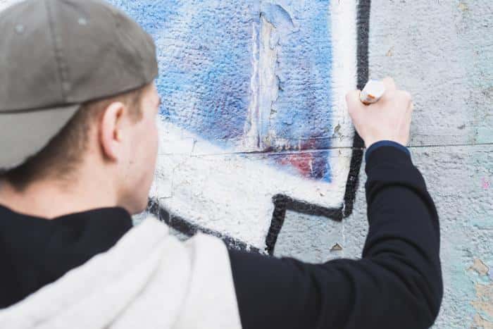 Старая Красногорка стала лидером по вандализму на домах