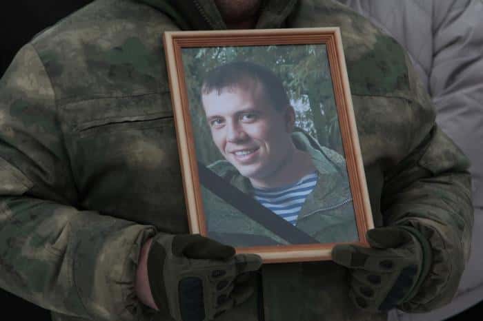 Его знали практически все: в Каменске-Уральском простились с известным ведущим праздников, погибшим на СВО