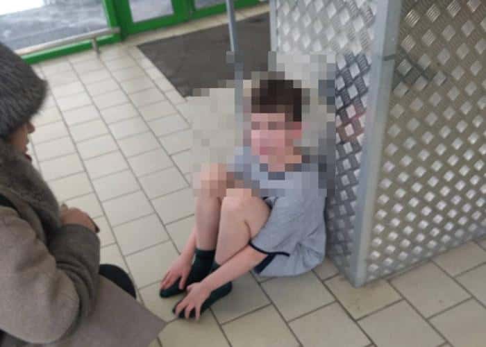 Тюменский школьник прибежал в магазин в одной футболке и носках, спасаясь от отчима 