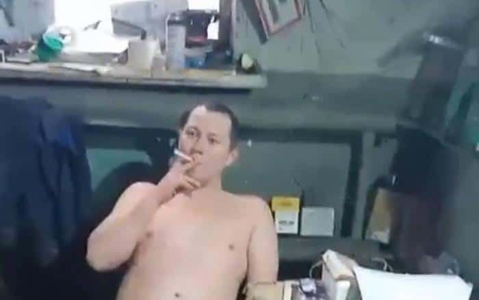 В чем мать родила: в поселке Трубном голый мужчина заявился в автосервис. Видео