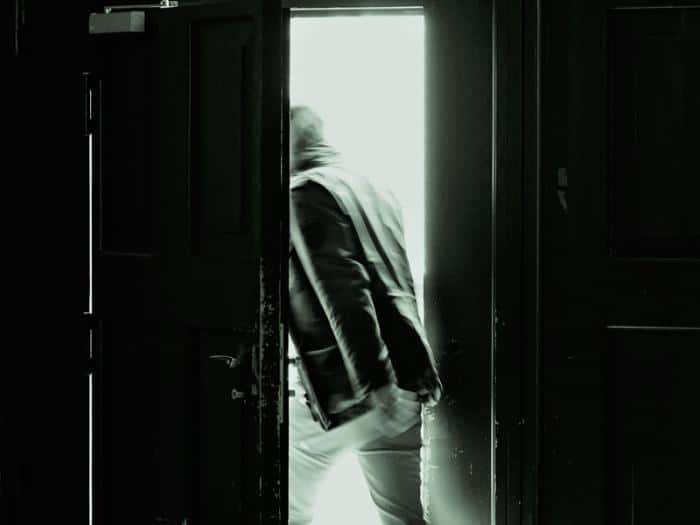 Платить жильцам: вандалы в Каменске-Уральском выломали дверь в подвале дома