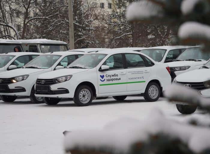 Свердловские чиновники вручили врачам не те ключи от новых машин