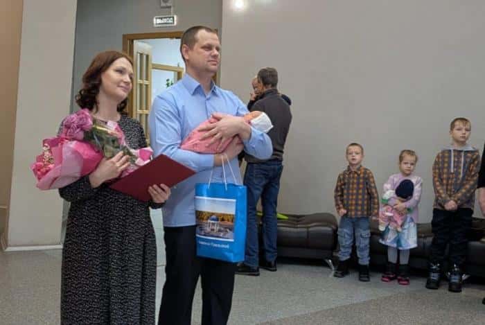 Мэр Каменска-Уральского поздравил семью с рождением 9 ребенка 