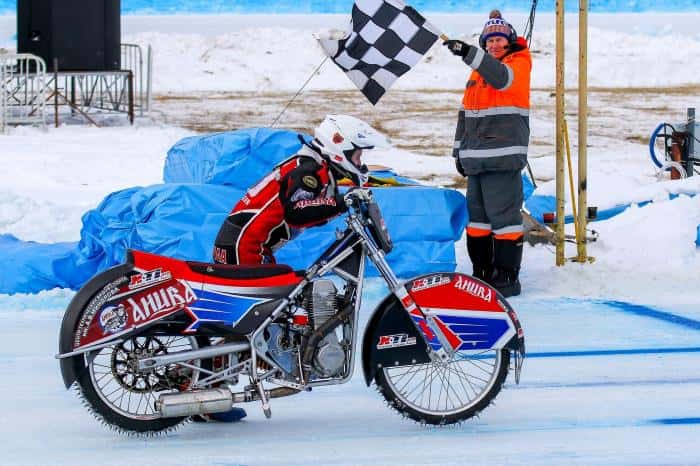 Всероссийские соревнования по мотогонкам на льду проходят в Каменске-Уральском 
