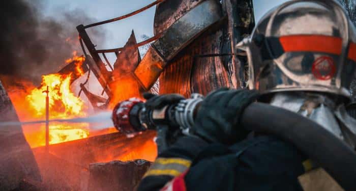 Опасные вещества обнаружены в воздухе после пожара в цехе под Екатеринбургом — Роспотребнадзор