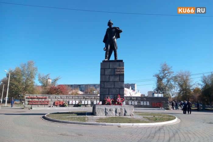 В Каменске-Уральском реконструируют памятник Герою Советского Союза Григорию Кунавину
