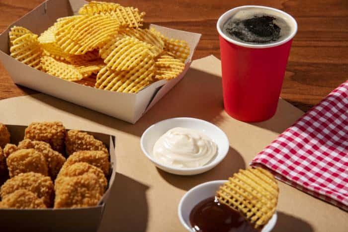 Средний чек в российских сетях фастфуда вырос на 10% в 2024 году  