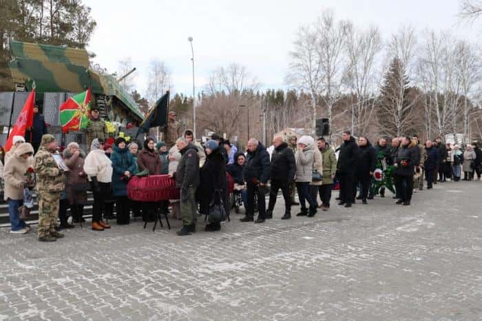 «Он защищал наше право на жизнь»: в Каменске-Уральском простились с ефрейтором Игорем Байновым