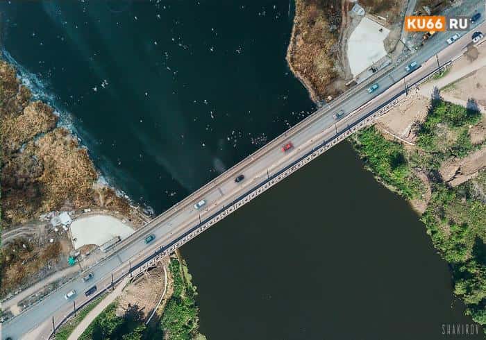 По несколько часов в пробках: жители Каменска-Уральского просят президента решить проблему с Байновским мостом