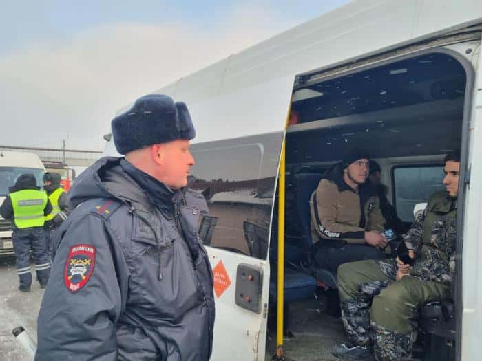 На трассе М-5 задержан водитель без прав, перевозивший 12 мигрантов