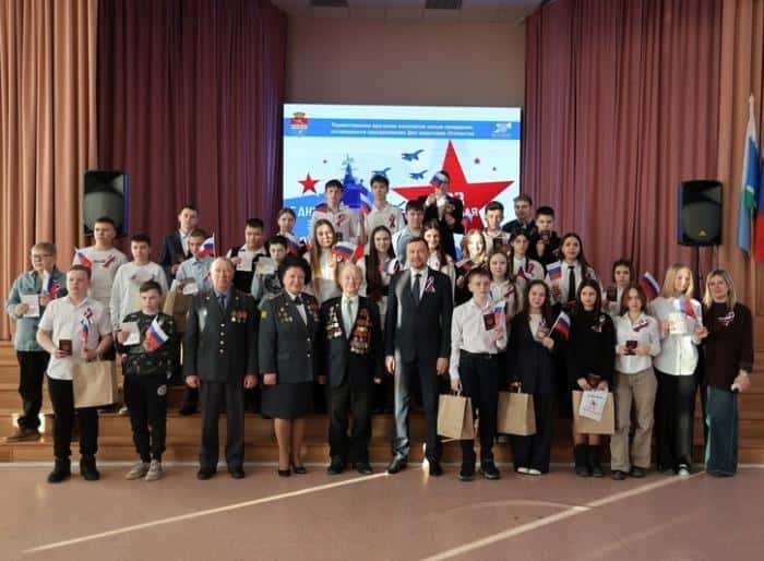 Важный момент в жизни подростков: 34 паспорта вручены в Каменске-Уральском