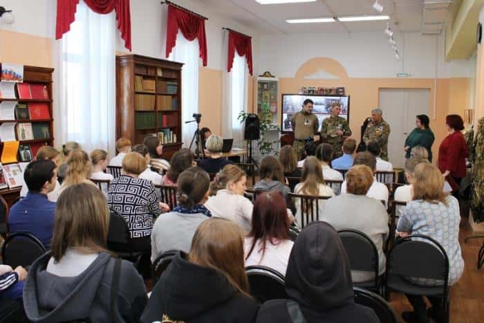 «А вы читаете наши письма?»: школьники Каменска-Уральского передали 40 тысяч рублей бойцам СВО и поговорили с военными