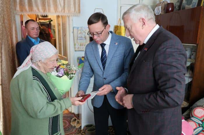 Мэрия Каменска-Уральского наградила ветеранов ВОВ медалями "80 лет Победы"