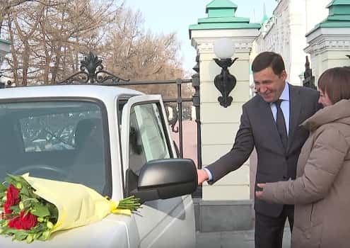 «Коровы все чувствуют»: лучшая доярка Свердловской области получила личный автомобиль