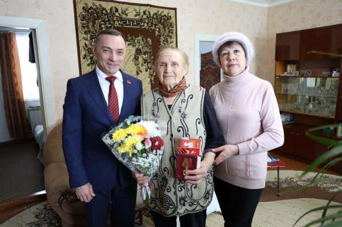 СинТЗ вручил ветеранам предприятия медали от Путина