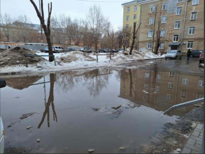  «Закупайтесь лодками»: в Каменске-Уральском жители борются с подтоплениями из-за бездействия УК