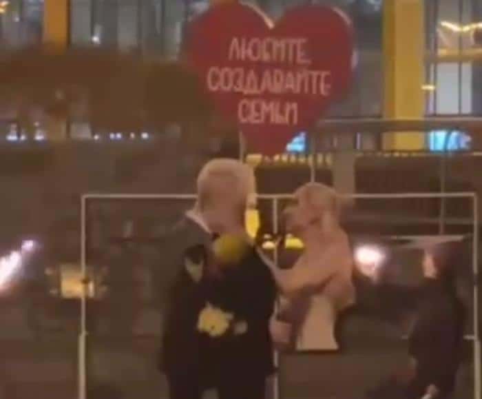 «Мизулина вдохновляет»: общественница ищет девушку, которой сделали предложение у инсталляции с SHAMAN в Екатеринбурге