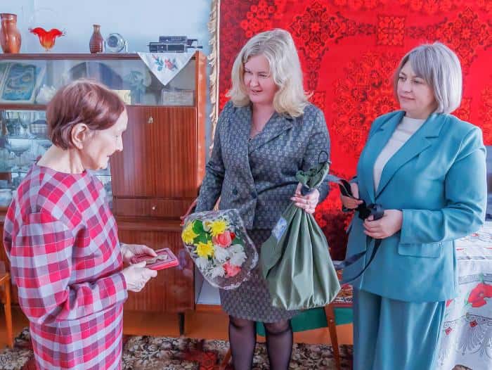 СинТЗ продолжил вручать ветеранам предприятия медали в честь Дня Победы