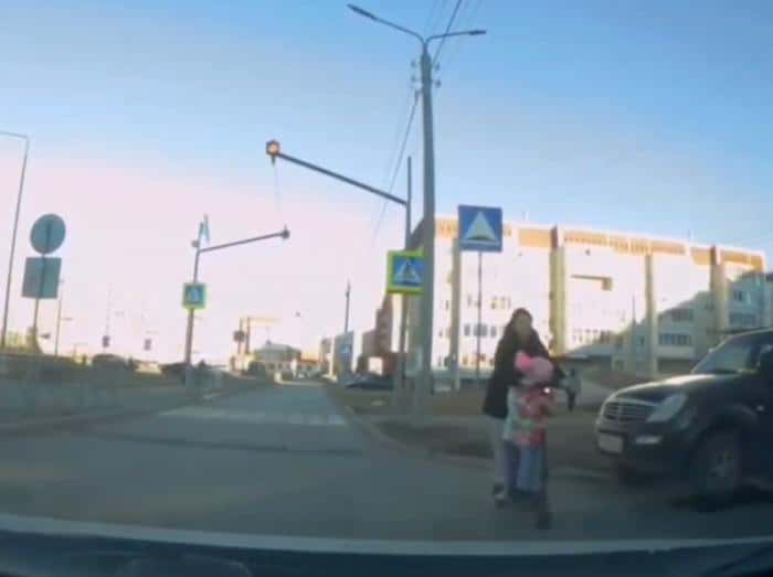 Мать с двумя детьми проехалась по дороге на электросамокате в Каменске-Уральском: ее ищут правоохранители