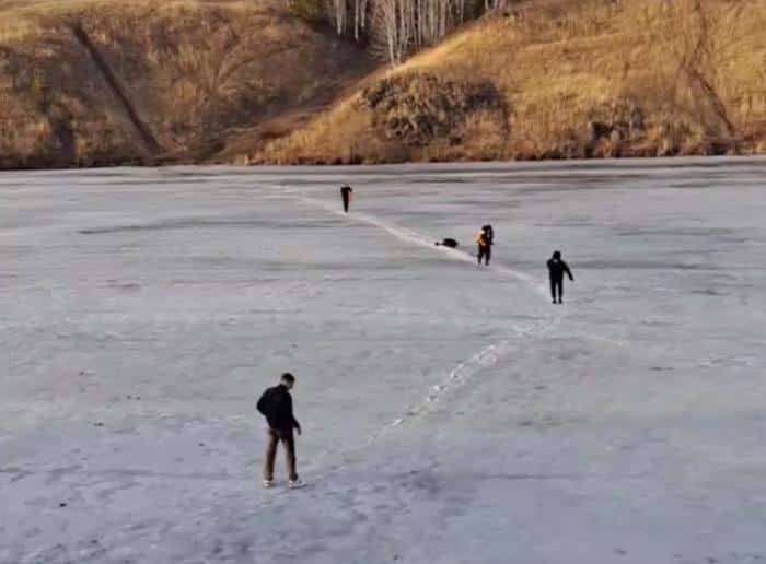 «Падал и снова шел»: два человека провалились под лед в Каменске-Уральском, один из них был пьян