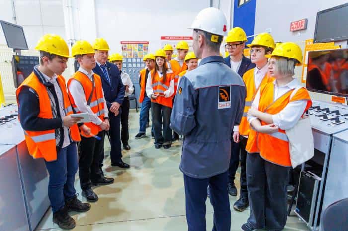 Каменские школьники посетили учебный полигон СинТЗ