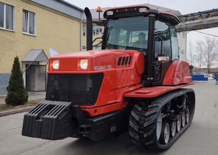 «Станет надежным помощником на уральских полях»: замгубернатора Шмыков прокатился на белорусском тракторе