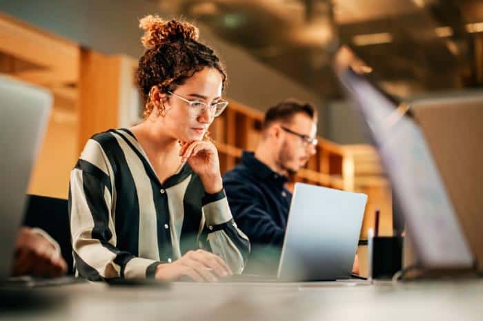 Рекордное падение безработицы: что происходит на рынке труда Свердловской области