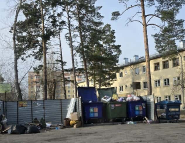 Жгут, ломают и выбрасывают мебель: в Каменске-Уральском не успевают менять контейнеры из-за вандалов 