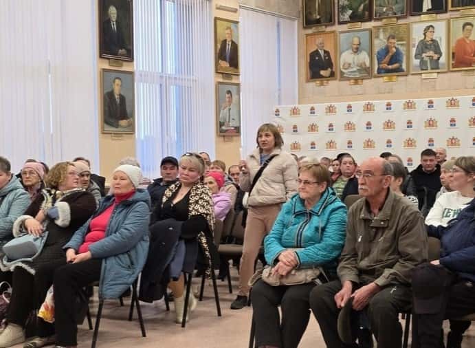 Как управлять жильем? Жители Каменска-Уральского решали судьбу 61 дома на собрании с администрацией