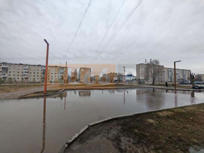 «Топит годами»: власти Каменска-Уральского проверяют жалобы на «болото» во дворе жилого дома