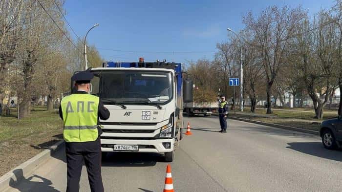 Ребенок попал под мусоровоз в Каменске-Уральском: что известно о ДТП. Видео